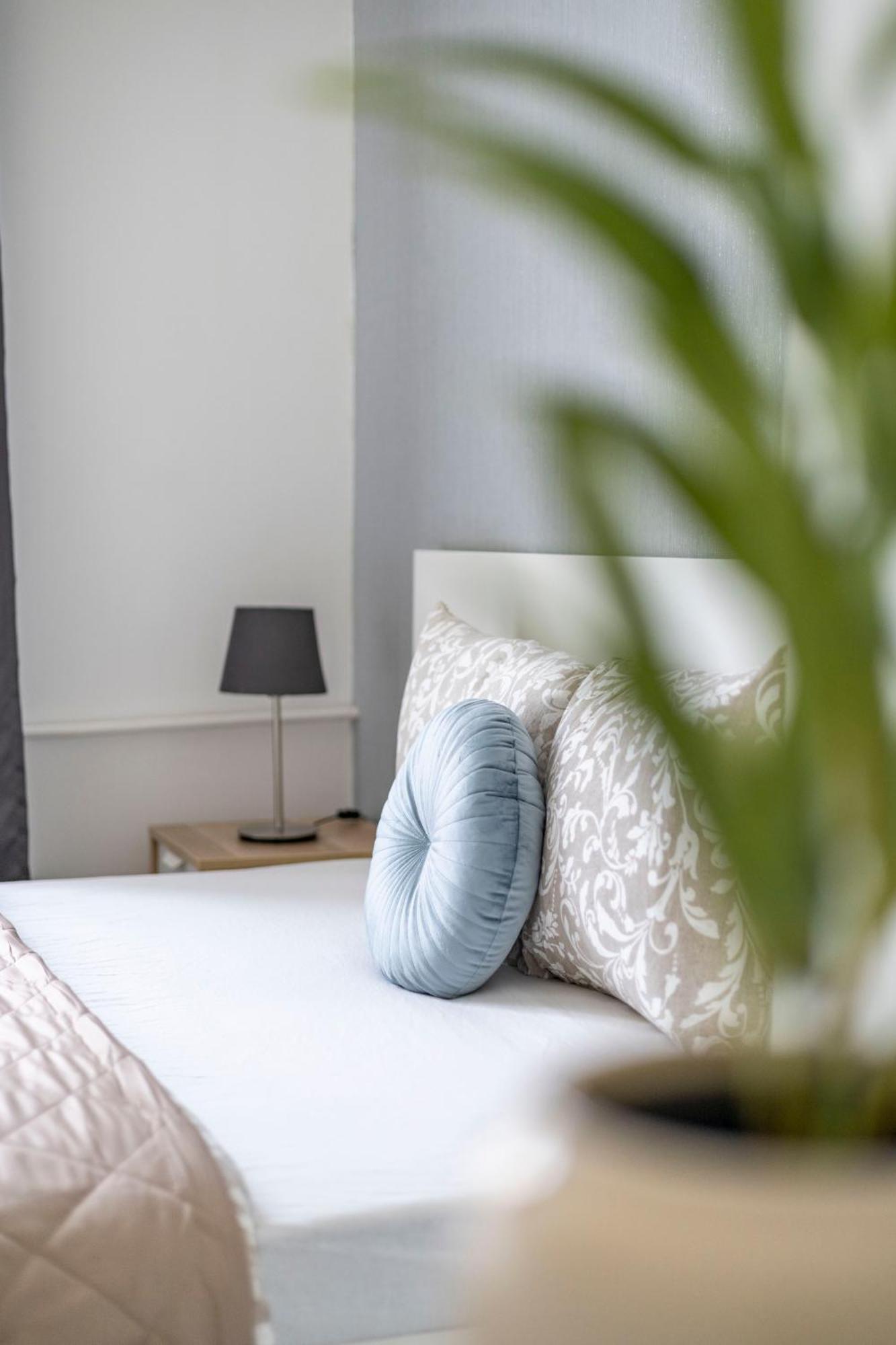 Апартаменти Super Cozy Next To The Eye *